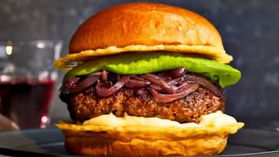 Few foods have transcended borders, generations, and dining tables like the cheeseburger. What began as a simple stack of meat, bread, and cheese in America has grown into a global comfort dish, versatile, indulgent, and endlessly adaptable. The secret to its timelessness? Cheese.