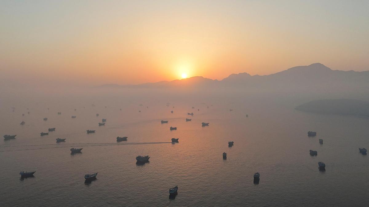 Fewer than 20 commodity vessels transited the Strait of Hormuz at ​the weekend, shipping data showed on Monday (August 24, 2026), as Iranian and U.S