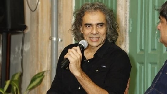 Filmmaker Imtiaz Ali visited the capital on Friday to launch The Hapless Voyager, the debut book for his childhood friend-turned-author, Satyartha Mishra. “I still remember the taste of parantha and aachaar that Satyartha's mother used to feed us. Back then Satyartha never showed me the kindness of sharing his lunchbox,” he said, adding, 