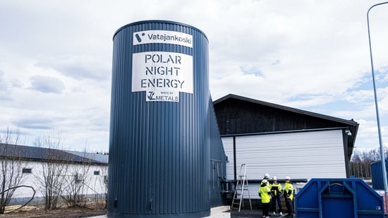 Finland has started up the world’s largest sand battery in Pornainen. This new system stores renewable energy as heat in crushed soapstone, keeping homes warm. Finland has just switched on the world’s largest sand battery, and it’s already making waves in the energy world. The concept is refreshingly straightforward: when there’s extra solar or wind power, the battery stores that energy as heat in a massive silo filled with sand. When the town needs heating, especially during those long Finnish winters, the stored heat is released and piped into homes, offices, and even the local swimming pool, cutting fossil fuels out of the equation.