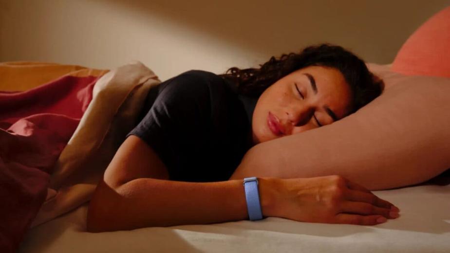 Google recently introduced the Fitbit Air in India, priced at ₹13,999. It’s a lightweight fitness tracker that monitors your health