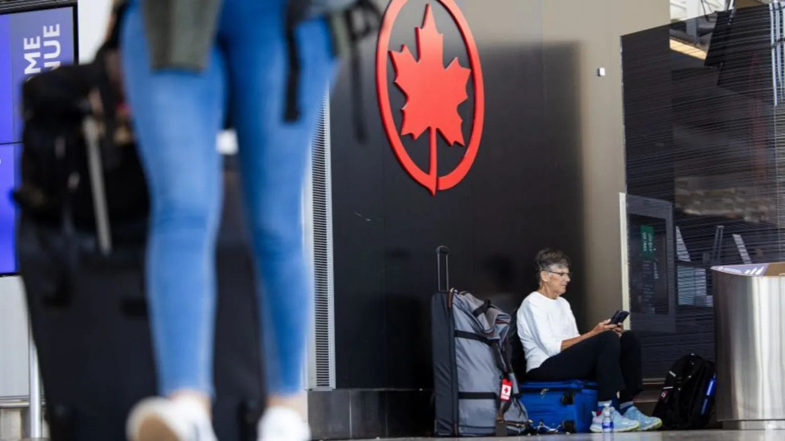 Flight crew at Air Canada have ended a dispute with the airline which had grounded flights and stranded thousands of passengers since Saturday. A tentative agreement was announced by the union representing flight attendants and confirmed by the airline, which said flights will resume later on Tuesday.