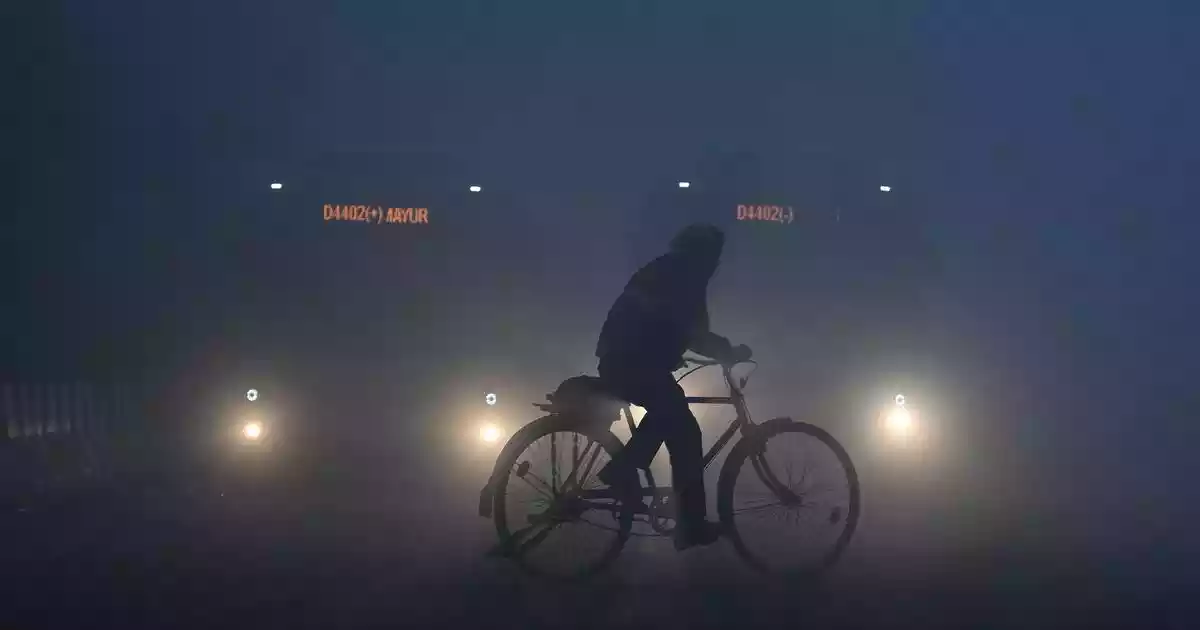 Flights disrupted amid dense smog in Delhi