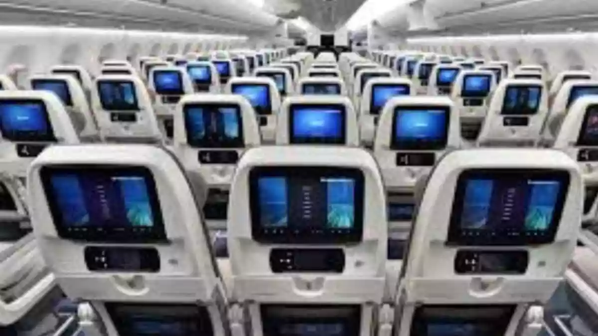 A video about an unusual in-flight habit is drawing a lot of attention online. In the clip, health advisor Kashif Khan talks about why he always wears a cap or