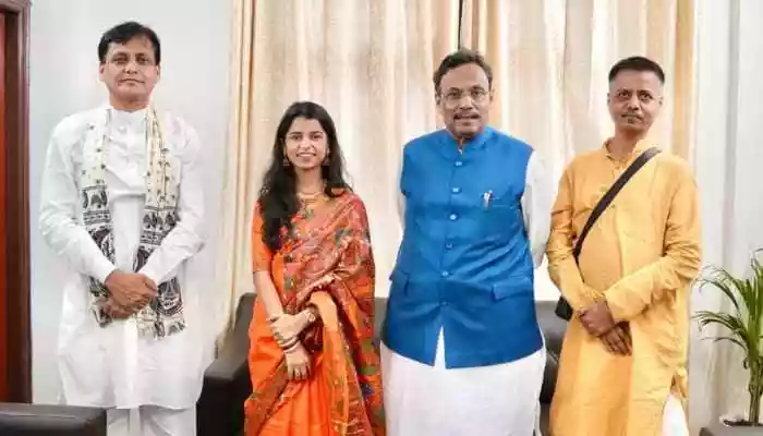 Folk and devotional singer Maithili Thakur, from Madhubani, Bihar, has sparked fresh speculations about her possible entry into politics. After meeting senior BJP leaders, she said that she might contest elections from her village. <strong>Bihar Election 2025:</strong> Folk and devotional singer Maithili Thakur, who is from Madhubani in Bihar, has sparked fresh speculations about her possible entry into politics. The 24-year-old singer, who has earned national and international recognition for her music, recently met Bharatiya Janata Party (BJP) leaders, election in-charge Vinod Tawde and Union Minister Nityanand Rai.Folk and devotional singer Maithili Thakur, from Madhubani, Bihar, has sparked fresh speculations about her possible entry into politics. After meeting senior BJP leaders, she said that she might contest elections from her village.<strong>Bihar Election 2025:</strong> Folk and devotional singer Maithili Thakur, who is from Madhubani in Bihar, has sparked fresh speculations about her possible entry into politics. The 24-year-old singer, who has earned national and international recognition for her music, recently met Bharatiya Janata Party (BJP) leaders, election in-charge Vinod Tawde and Union Minister Nityanand Rai.