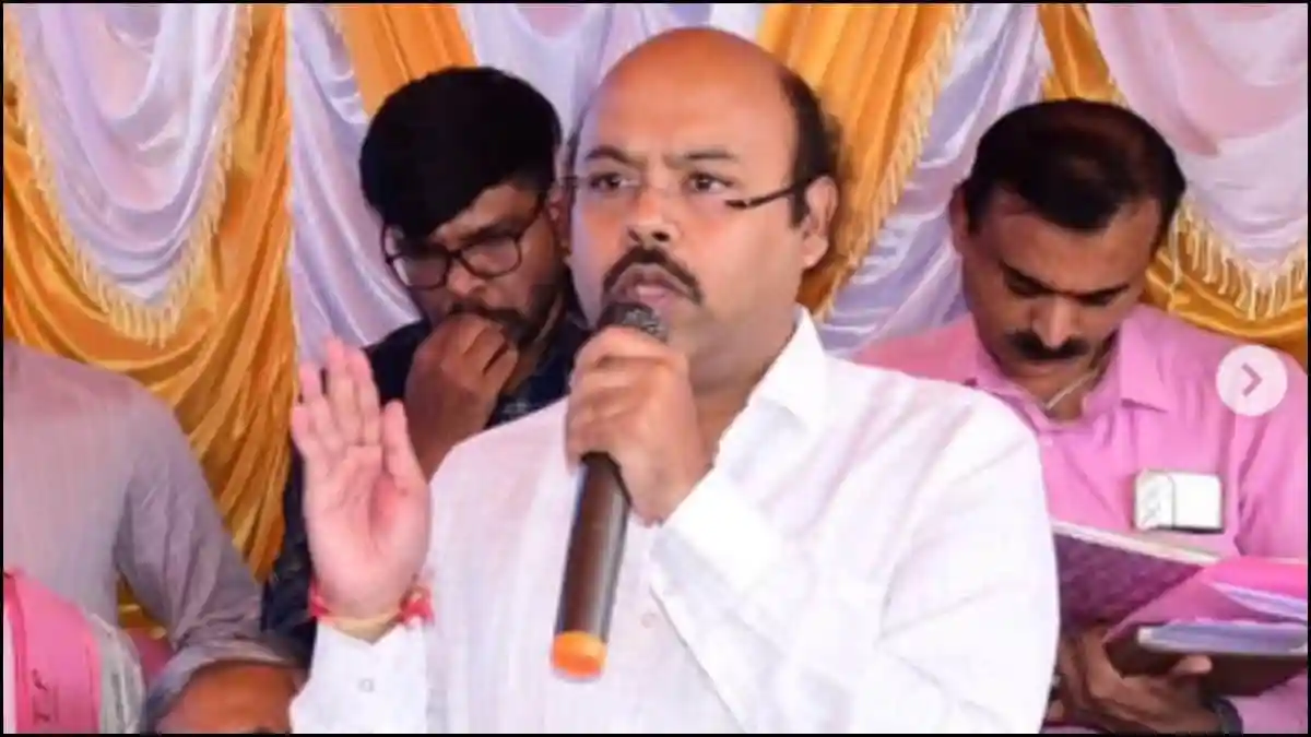 Karnataka Chief Minister Siddaramaiah's son, Dr Yathindra Siddaramaiah, has perfected an art his party could do without—the art of putting both his