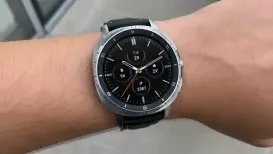 AMOLED smartwatches have become much more popular thanks to their vibrant displays, sleek designs and premium feel. These smartwatches offer better visibility