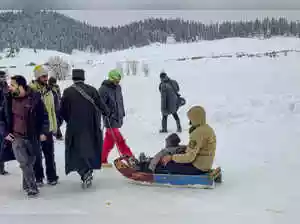 Kashmir experienced fresh snowfall, blanketing the valley in white. This led to the closure of the Srinagar-Jammu national highway and significant disruption