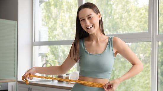 From meeting your protein intake to doing workout, know these 10 tips to stay healthy while eating out. A weight loss diet requires maintaining a calorie deficit. However, dining out during a weight loss journey often comes with the fear of exceeding your daily calorie limit and overeating. On June 2, fitness coach Aarja Bedi addressed this common concern and shared 10 practical hacks she learned from her own weight loss journey to stay on track while eating out. Also read | Woman who dropped 25 kilos in a year shares 6 unpopular weight loss tips for drastic transformation