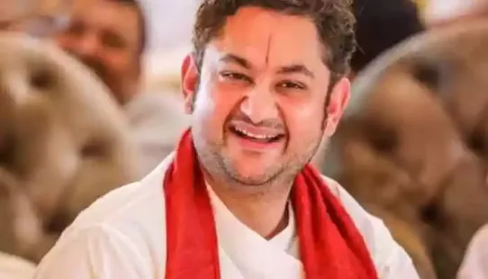 Renowned for his melodious and deeply engaging narration of Shreemad Bhagavat Katha, Ram Katha, and Gopi Geet, Pundrik Maharaj is an authoritative spiritual