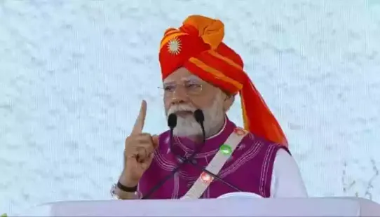 <strong>Bihar Polls 2025: </strong>As chants of “Modi, Modi” echoed through the air, he responded by waving a Madhubani-patterned