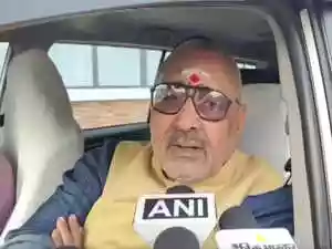 Union minister Giriraj Singh alleged the West Bengal government issued identification documents to infiltrators. He urged the Election Commission for