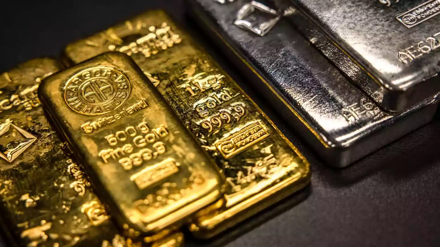 Gold and silver prices have continued to fall after a dramatic reversal of a rally that had pushed precious metals to record highs. In Asia trade on Monday