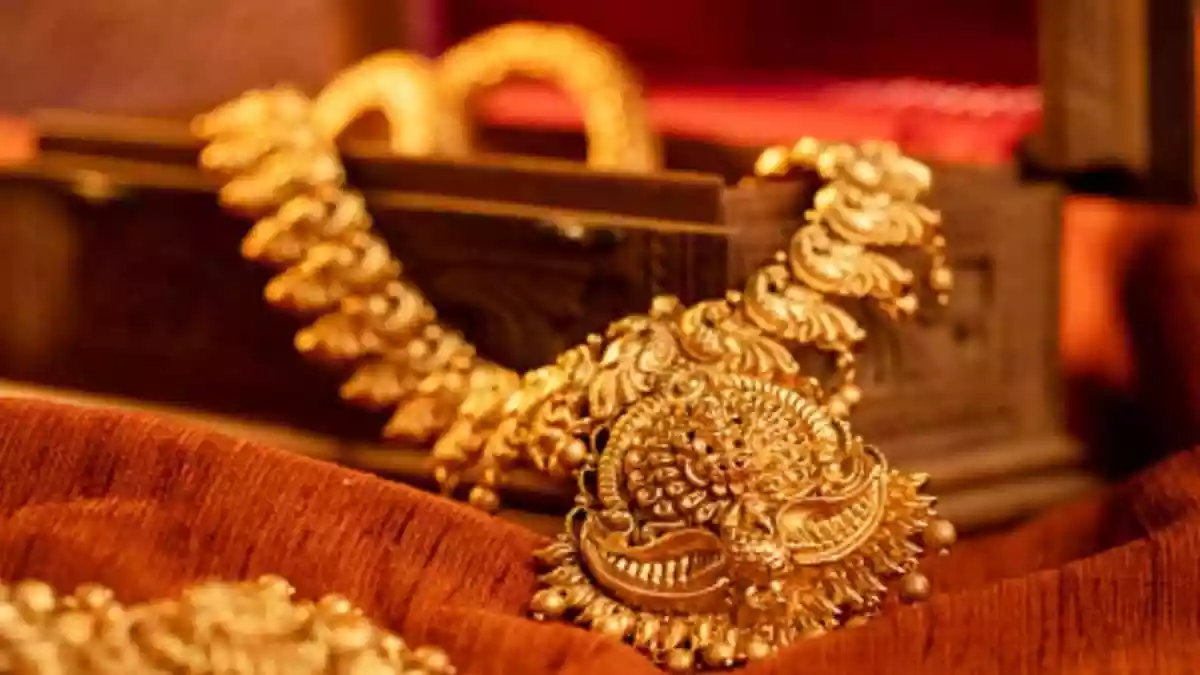 Gold Rate Falls Below Rs 1