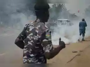 Gunmen launched simultaneous attacks on three communities in Nigeria's Niger state, killing at least 32 people. The dawn raids targeted Tunga-Makeri, Konkoso