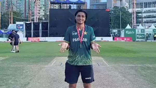 Muhammad Shahzad became a victim of heavy trolls on social media after the Pakistan batter tried to copy Hardik Pandya's iconic pose with any ICC trophy