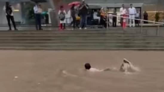 Heavy and persistent rainfall has once again battered Mumbai, flooding the roads of India's financial capital, disrupting travel and forcing the local civic body to declare a holiday for all government and semi-government offices. Amid this chaos, one youngster was spotted swimming on a waterlogged road in Mumbai. The video, filmed outside a mall, shows a number of people waiting on the steps for the water level to go down. A few children, however, refused to let a little waterlogging get in the way of their fun — the video shows at least one boy swimming happily on the waterlogged road.