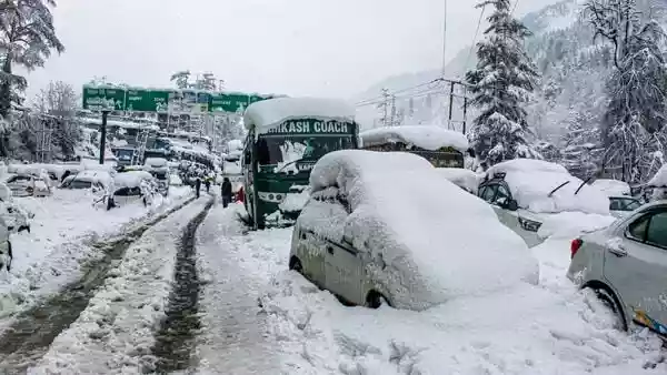Heavy snowfall cripples Manali