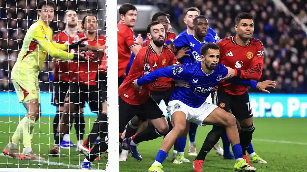 Holding, wrestling, battling ... call it what you will. Corner kicks in the Premier League are becoming dominated by it.</b> More goals are being scored