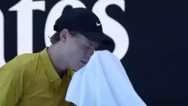 Jannik Sinner's ambitions of winning a third straight Australian Open title looked close to being over as the Melbourne heat crept towards 40C
