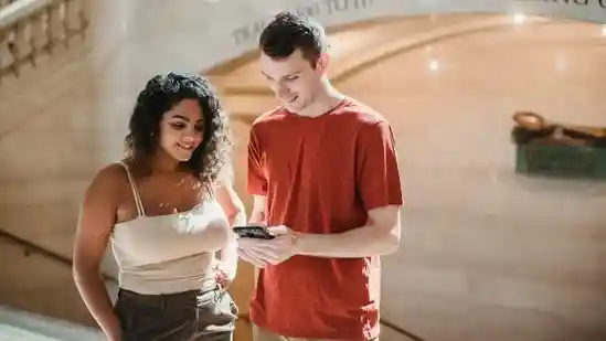 As the clock moves closer to midnight on December 31, WhatsApp turns into a hub of messages, calls, and group updates. Friends send greetings