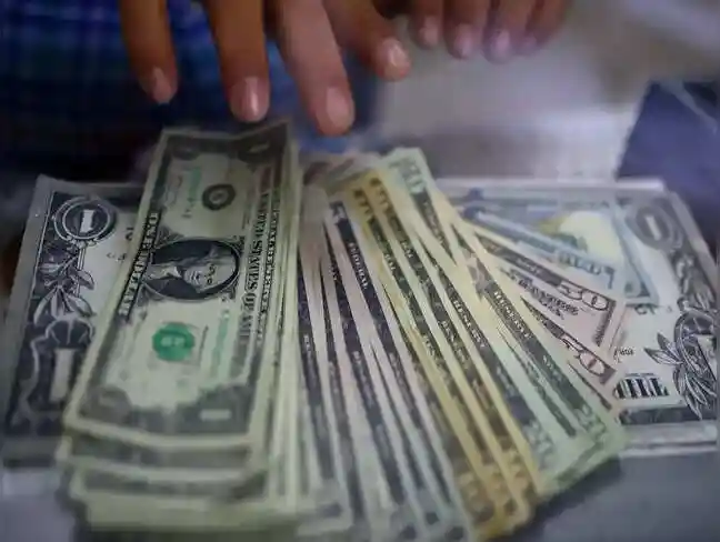 President Donald Trump has again proposed $2,000 tariff dividends for most Americans, excluding high-income individuals. Economists estimate this could cost