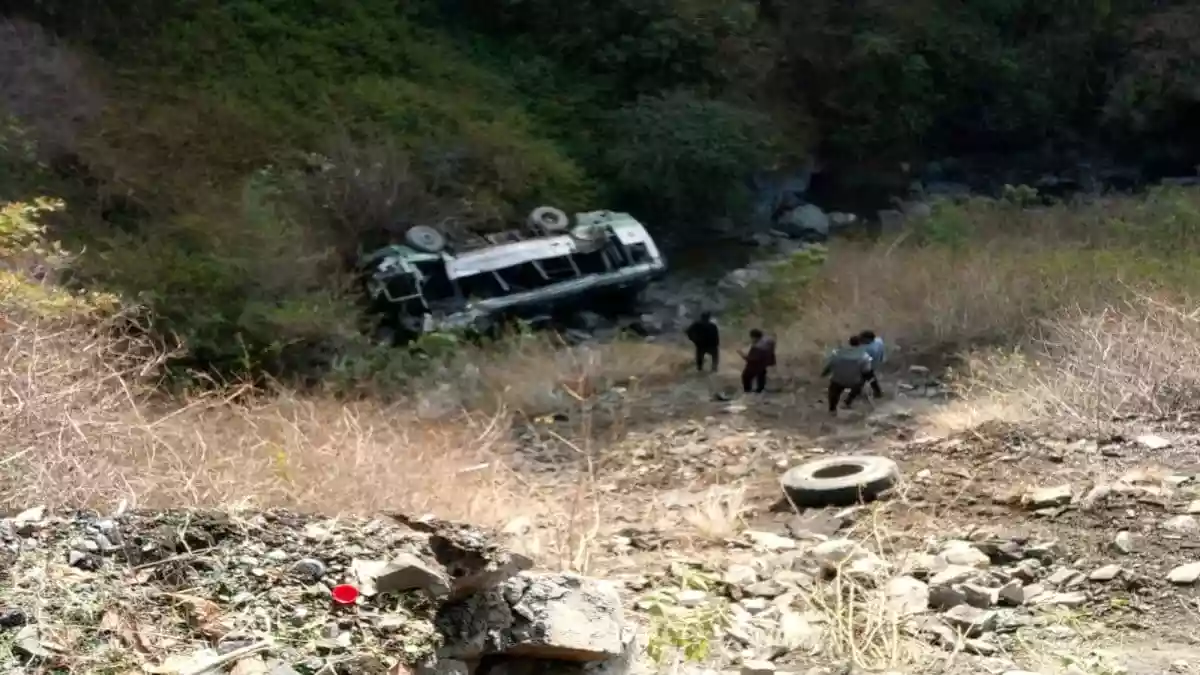 An HRTC bus travelling from Nerwa in Shimla's Chaupal subdivision to Paonta Sahib met with an accident at Kavaanu in Uttarakhand. According to initial reports