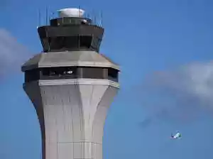 Hundreds of air traffic controllers take second jobs as US shutdown continues