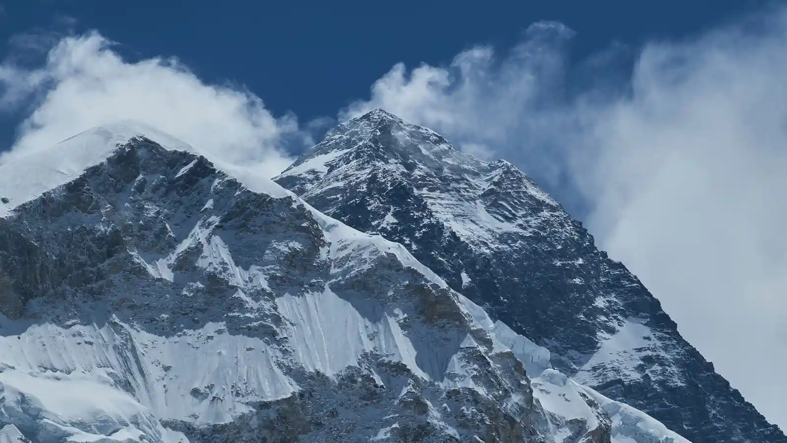 Hundreds of hikers who were caught in a deadly blizzard on the Tibetan slopes of Mount Everest since Saturday have been rescued safely on Tuesday. Earlier official media reports stated that one hiker had died. All hikers and local hiking service personnel stranded by heavy snowfall in Dingri County, Xigaze City in southwest Tibet Autonomous Region, have reached safety, according to the local government.Hundreds of hikers who were caught in a deadly blizzard on the Tibetan slopes of Mount Everest since Saturday have been rescued safely on Tuesday. Earlier official media reports stated that one hiker had died.All hikers and local hiking service personnel stranded by heavy snowfall in Dingri County, Xigaze City in southwest Tibet Autonomous Region, have reached safety, according to the local government.A total of 580 hikers and more than 300 personnel, including local guides and yak herders, have arrived safely in Qudeng Township and nearby areas, where local staff are organising their return journeys in an orderly manner, state-run Xinhua news agency quoted local government statement.