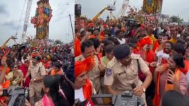 <h4>Hyderabad cop grooves to festive beats during Ganesh Visarjan; Union Minister shares video: ‘Love the energy’</h4><h4>A Hyderabad cop