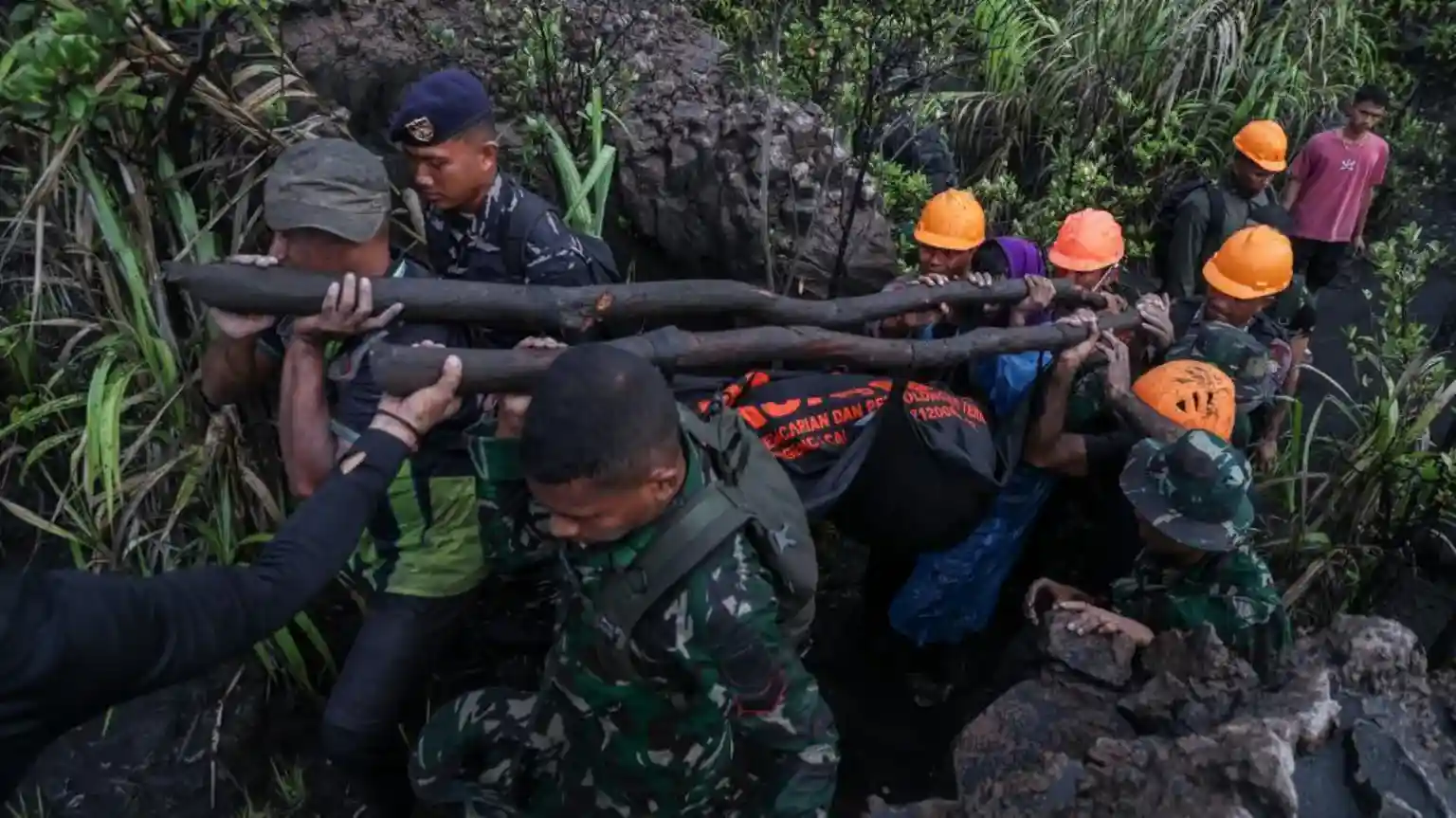 An Indonesian guide who led a group of hikers up Mount Dukono has described the harrowing moment they were caught up in Friday's eruption