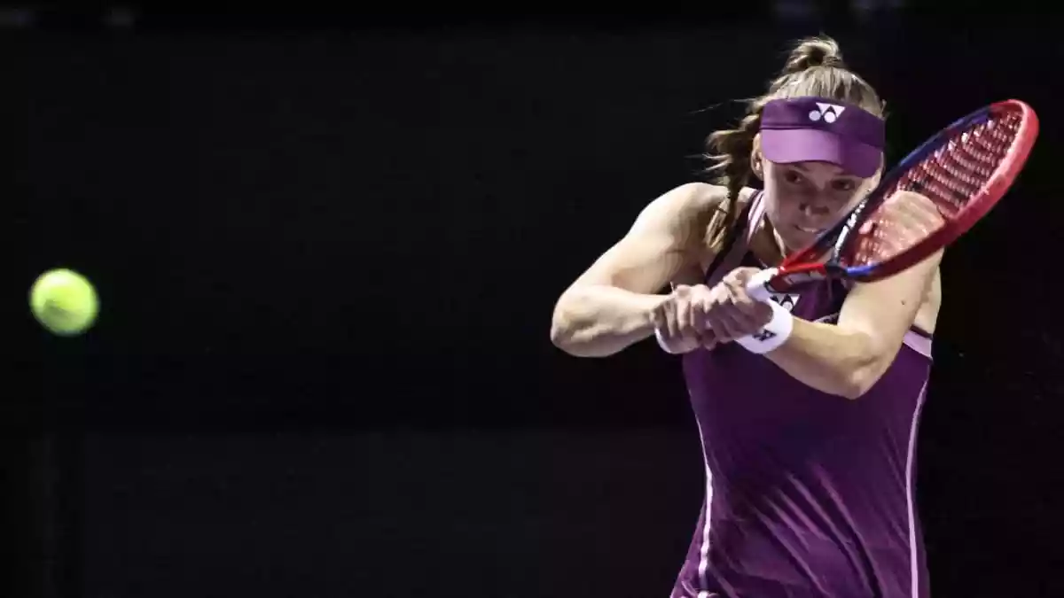 Elena Rybakina advanced to the semifinals of the WTA Finals with a 3-6, 6-1, 6-0 victory over second-seeded Iga Swiatek in round-robin play in Riyadh on Monday