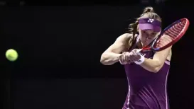 Elena Rybakina advanced to the semifinals of the WTA Finals with a 3-6, 6-1, 6-0 victory over second-seeded Iga Swiatek in round-robin play in Riyadh on Monday
