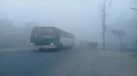 The IMD has issued a dense fog alert for North India until December 27, 2025. With “Cold Day” conditions and visibility dropping to zero in some