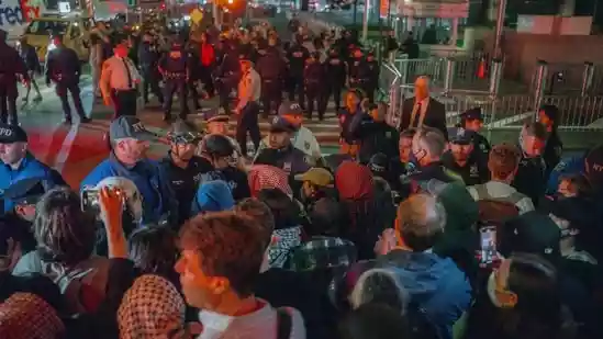 Immigration agents conducting sweep in NYC confronted by protesters