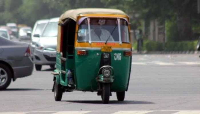 In a surprising incident in Mumbai, an auto-rickshaw driver abruptly stopped a ride halfway and began questioning a female passenger about her job location and life decisions. The woman, who shared her experience on social media, said she was simply trying to get to work when the driver suddenly refused to continue the trip.
