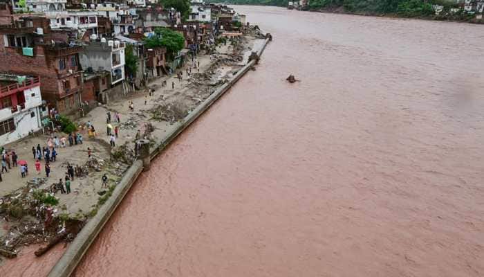 In Budgam district, areas like Wathura Balpora and Batpora saw the tributary Doodh Ganga rise abruptly due to a small cloudburst in the Yousmarg area. The Jhelum River, the main river of Kashmir, has crossed the flood alert mark at Sangam in Anantnag district and is close to danger levels in other places, exacerbating flood risks.