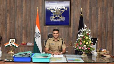 In India, the UPSC civil service examination is regarded as one of the most challenging exams in the country. Every year, lakhs of candidates take this exam, but only a few succeed and reach prestigious positions like IAS and IPS. Among these successful individuals is Archit Chandak from Nagpur, who demonstrated through his ability and passion that the desire to serve the country outweighs any lucrative job offer.