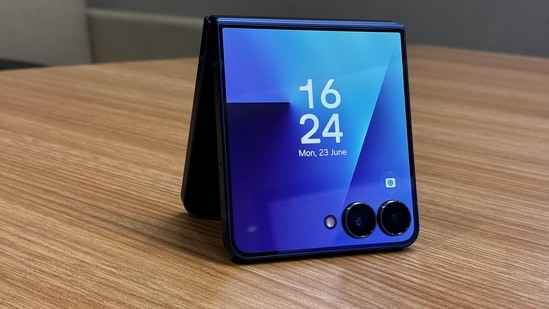 In July 2025, Samsung introduced the new generation foldables, the Galaxy X Flip 7 5G and Galaxy Z Fold 7 5G, gaining much popularity among buyers. While several buyers have leaned towards the book-style foldable this year, I have had my eyes on the clamshell phone for some time, since compactness is the new ongoing trend in the smartphone market. Now, I have been using the Galaxy Z Flip 7 for a week, and I am quite loving the overall experience. The in-hand feel, sleek design, bigger and better cover display, and a notable improvement in hinge have kept me hooked these past few days. As I am getting to know more about this new foldable with everyday usage, I have listed my top 3 favourite features of the Samsung Galaxy Z Flip 7. These are the standout innovations that, in my opinion, justify all the buzz.