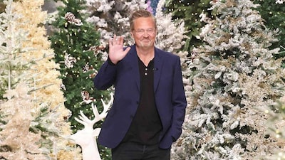 In October 2023, Matthew Perry, best known for playing Chandler in the sitcom Friends, passed away at the age of 54. He was found dead in a jacuzzi at his home in Los Angeles. Months after his tragic death, an autopsy revealed that he died from the “acute effects