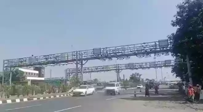 The state-of-the-art system uses advanced technologies such as Automatic Number Plate Recognition and FASTag technology to collect tolls while vehicles remain