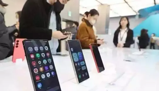 India's smartphone market continued its recovery in the July–September quarter of 2025, growing 5 per cent year-on-year (YoY) by volume and 18 per cent