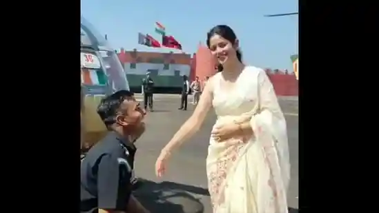<h4>Army pilot proposes to girlfriend after passing-out parade, says 'Wanted to make this day memorable for my fiancée too'</h4><h4>Indian