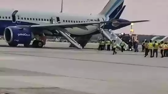 <h4>IndiGo passengers walk on plane wing at Bengaluru airport amid smoke scare. Video</h4><h4>IndiGo flight 6E 6017 from Bengaluru to Chennai