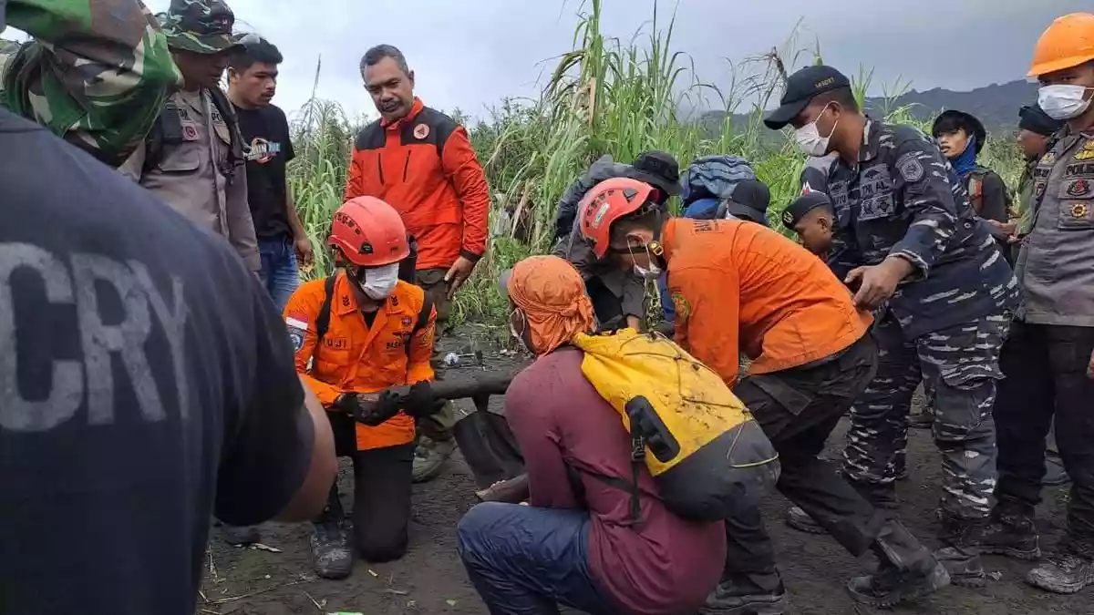 Indonesian rescuers find hikers