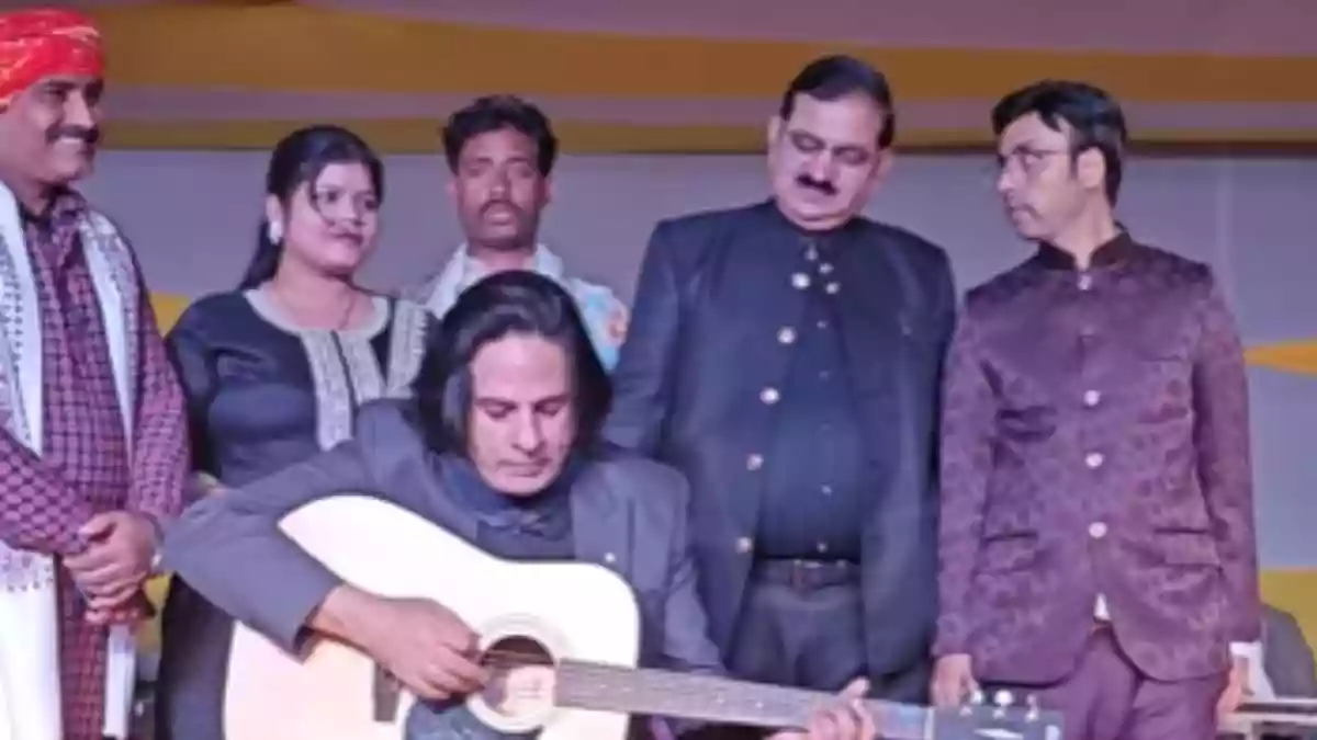 Internet Can’t Stop Talking About Rahul Roy’s Performance At Bihar Wedding
