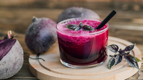 Is beetroot juice healthier than green smoothies and lemon water for the liver? Here's what a gastroenterologist and 'Harvard and Stanford trained expert' said. Dr Saurabh Sethi, a gastroenterologist and 'Harvard and Stanford trained expert', took to Instagram on June 28 to rank '10 common beverages for their benefit on liver health on a scale of 1-10' (10 is the best)'. According to him, water, excellent for hydration and flushing out toxins, is a 10 on 10, while store-bought fruit juice, often high in added sugars and preservatives, potentially harm liver health. Also read | Harvard uni’s liver specialist ranks 10 foods for fatty liver on a scale of 1 to 10: Ripe bananas to green tea