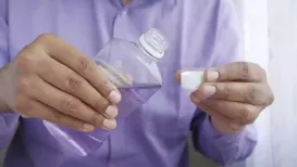 Amid growing awareness about the long-term consequences of chemical agents like chlorhexidine, people are adopting a unique garlic mouthwash as a more natural