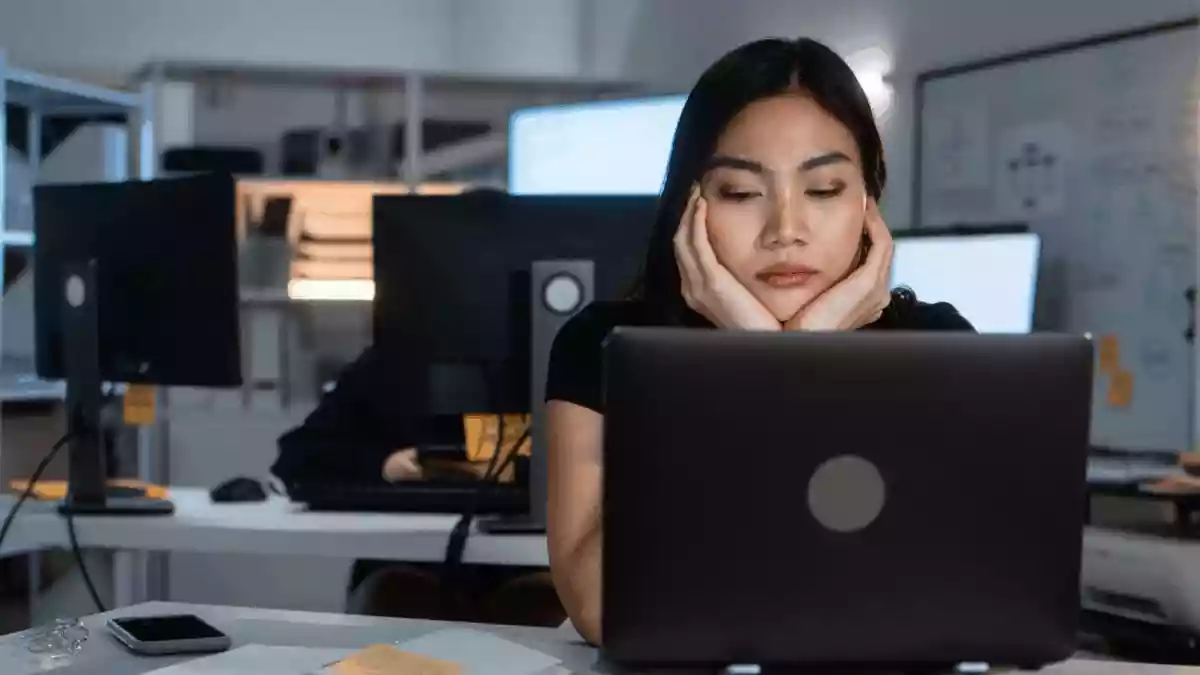 Even after the sweltering heat, if you have managed to breezed into the office at 9am with fresh skin, bouncy hair, and bright eyes. But somehow by 1pm
