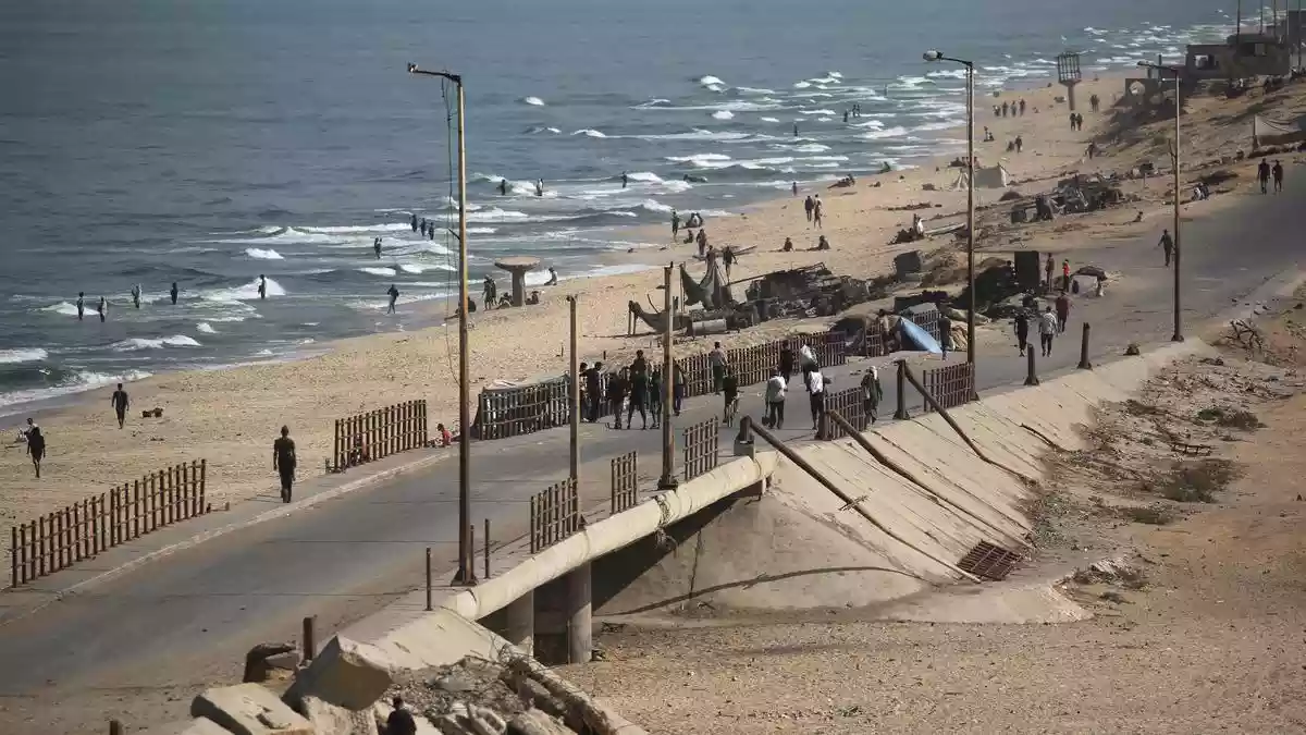 Israel said Saturday (October 4, 2025) its troops were still operating in Gaza and warned residents not to return, despite calls from the families of Israeli hostages and U.S. President Donald Trump for an immediate halt to the fighting. Mr. Trump issued the appeal to the key U.S. ally after Palestinian militant group Hamas said it was ready to release all hostages and start talks on the details of his plan to en.d. the nearly two-year war.Israel said Saturday (October 4, 2025) its troops were still operating in Gaza and warned residents not to return, despite calls from the families of Israeli hostages and U.S. President Donald Trump for an immediate halt to the fighting.Mr. Trump issued the appeal to the key U.S. ally after Palestinian militant group Hamas said it was ready to release all hostages and start talks on the details of his plan to en.d. the nearly two-year war.